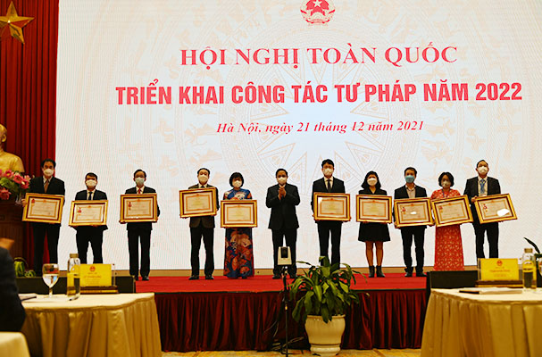 Cục Đăng ký quốc gia giao dịch bảo đảm vinh dự nhận Huân chương lao động Hạng Nhì 